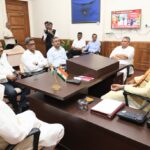 मुख्यमंत्री ने उप मुख्यमंत्रियों एवं वरिष्ठ अधिकारियों से विचार-विमर्श किया