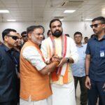 मुख्यमंत्री से बड़ी संख्या में लोग मुलाकात कर दे रहे हैं बधाई एवं शुभकामनायें, व्यक्तिगत रूप से मिलकर लोगों का अभिवादन कर रहे हैं स्वीकार