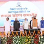 गांधी मैदान में आयोजित नवनियुक्त मंत्रियों के शपथ ग्रहण समारोह में प्रधानमंत्री के साथ शामिल हुये मुख्यमंत्री