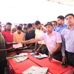 भागलपुर के बरारी घाट अवस्थित नियंत्रण कक्ष में जिलाधिकारी ने नाविकों को प्रदान किया चेक