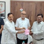 एलआईसी कर्मचारी कल्याण संघ के महामंत्री अशोक कुमार दर्जनों साथियों के साथ कांग्रेस में शामिल