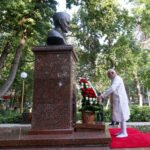 प्रधानमंत्री ने शास्त्री स्मारक पर पुष्पांजलि अर्पित की और ताशकंद स्टेट यूनिवर्सिटी ऑफ ओरिएंटल स्टडीज का दौरा किया