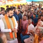 मुख्यमंत्री ने बाढ़ राहत शिविर में लोगों से बातचीत कर व्यवस्थाओं का लिया जायजा, लोगों को खुद भोजन परोसा, साथ किया भोजन