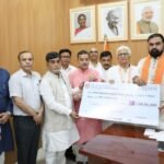 बिहार राज्य भंडार निगम ने 2 करोड़ रूपये तथा बिहार राज्य सहकारी बैंक लिमिटेड ने 1 करोड़ रूपये का चेक मुख्यमंत्री राहत कोष के लिये मुख्यमंत्री को सौंपा, मुख्यमंत्री ने जताया आभार