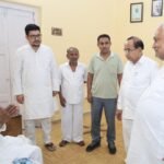 पार्टी के वरिष्ठ नेता वशिष्ठ नारायण सिंह से मिले माननीय नीतीश कुमार, आत्मीयता से जाना कुशलक्षेम