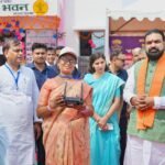 बक्सर में जीविका दीदियों से मिले मुख्यमंत्री सम्राट चौधरी, बोले – PM मोदी के नेतृत्व में बिहार की महिलाएं बन रही आत्मनिर्भर