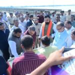 मुख्यमंत्री ने वैशाली, सारण, पूर्वी चम्पारण और गोपालगंज जिला के बाढ़ प्रभावित क्षेत्रों का हवाई किया सर्वेक्षण, डुमरिया घाट पर गंडक नदी के बढ़े हुये जलस्तर का किया स्थल निरीक्षण, राहत एवं बचाव कार्यों को लेकर दिया निर्देश