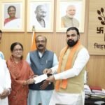 बिहार विधानसभा के मुख्य सचेतक एवं सचेतक ने एक-एक माह के वेतन का चेक मुख्यमंत्री राहत कोष के लिये मुख्यमंत्री को सौंपा, मुख्यमंत्री ने जताया आभार