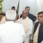 श्याम रजक के बडे़ भाई के श्राद्धकर्म में पहुँचकर माननीय नीतीश कुमार ने दी भावभीनी श्रद्धांजलि