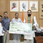 ग्रामीण कार्य मंत्री सुनील कुमार ने विभाग की ओर से 40 लाख 89 हजार 88 रूपये तथा अपने एक माह के वेतन का चेक मुख्यमंत्री राहत कोष के लिये सौंपा, मुख्यमंत्री ने जताया आभार